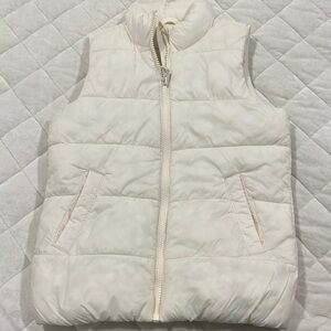 Cream girls puffer vest from old navy size m (8)